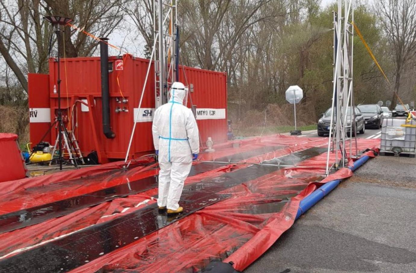 Fertőtlenítő pontokat állítottak fel az M1 autópálya mentén és a határokon, Ausztria határátkelőket is lezárt