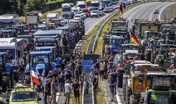 A holland gazdák tiltakoznak a kormány új szabályai ellen