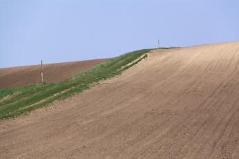 Folytatódik a földértékesítési program